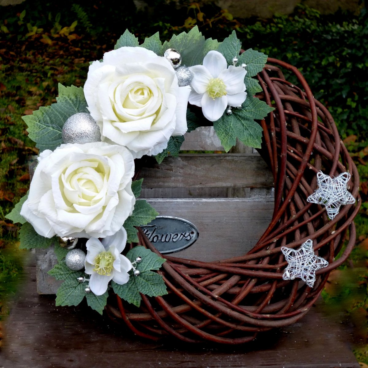 Vánoční věnec s krémovými růžemi