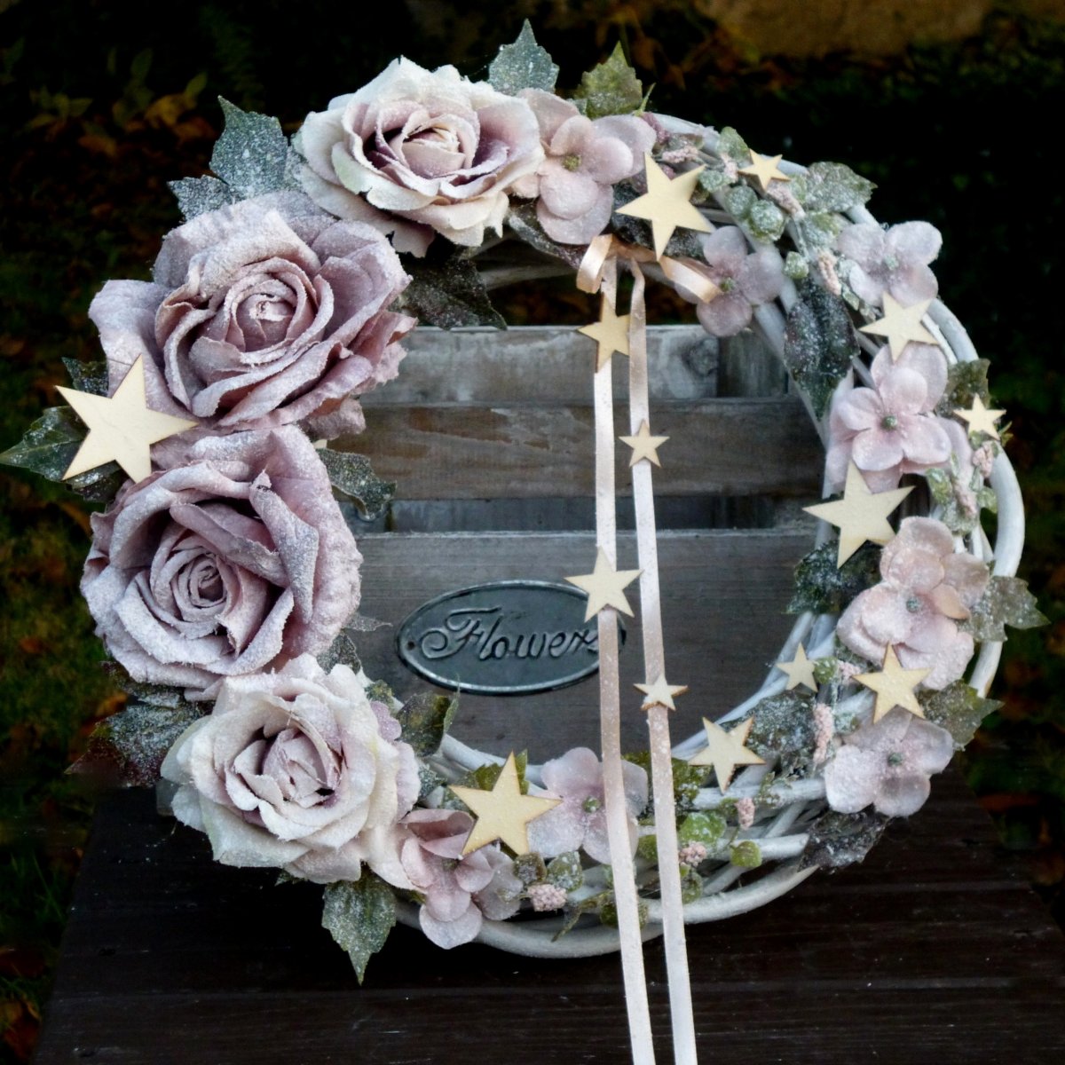 Zasněžený věnec s pudrovými růžemi a hvězdičkami