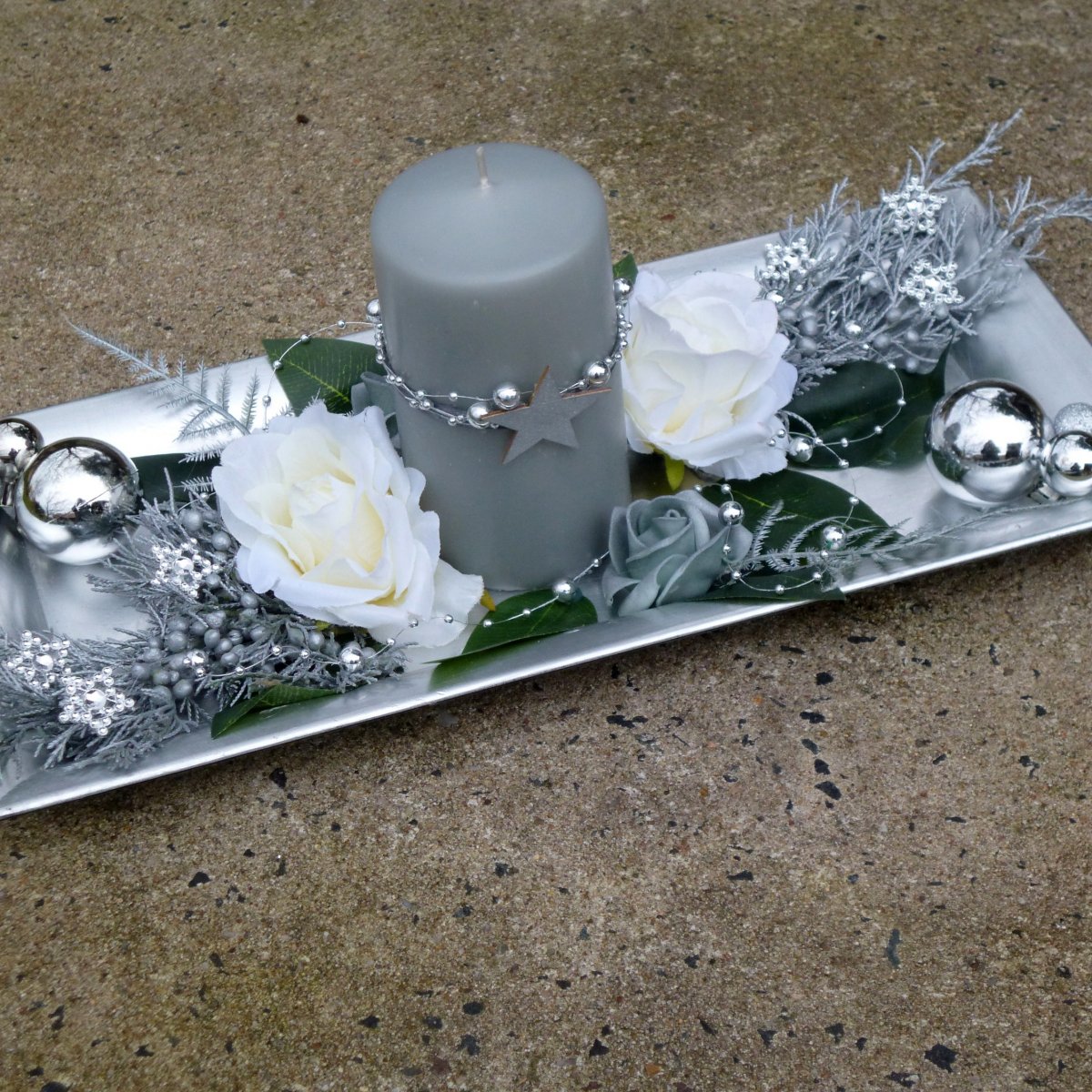 Vánoční svícen stříbrný na metalickém tácu