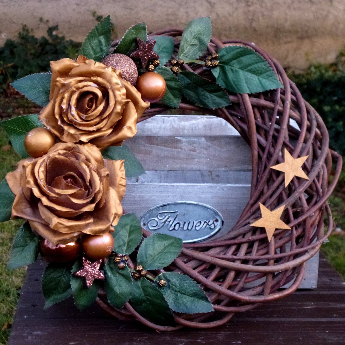 Poezie vánoc_ věnec se zlatými růžemi