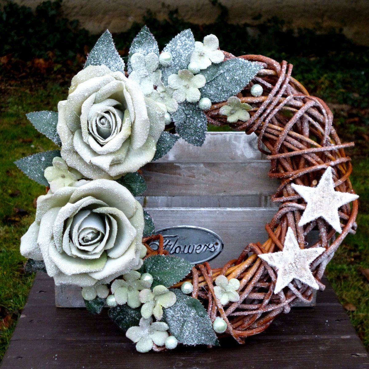 Věnec se zelenošedými růžemi 