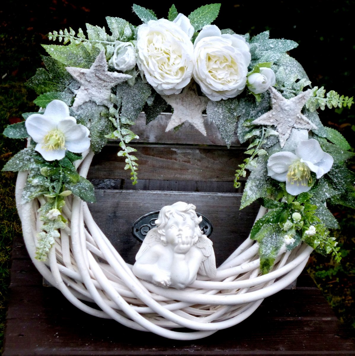 Zasněžený věneček s andílkem 25 cm