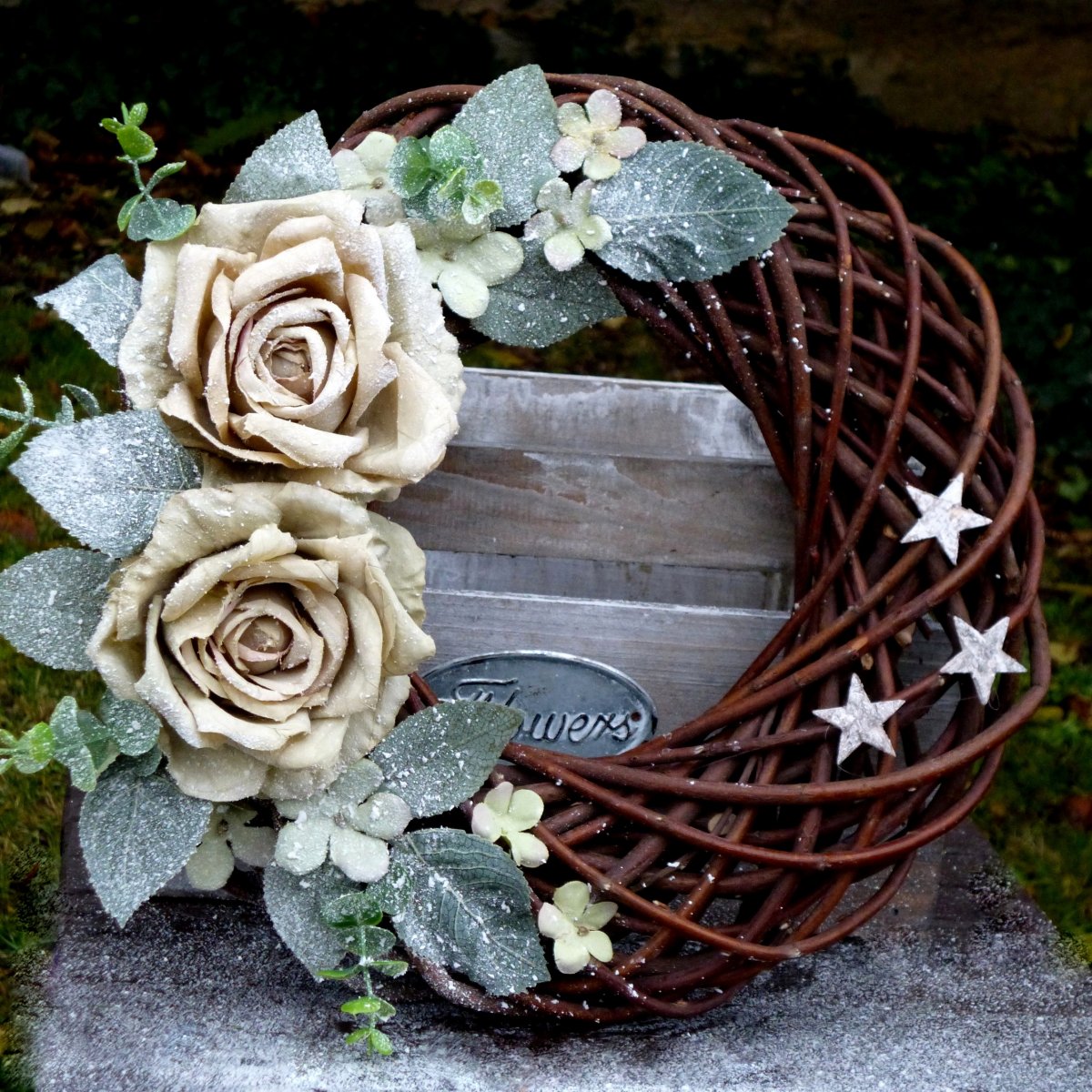 Věnec se zelenobéžovými růžemi_30 cm