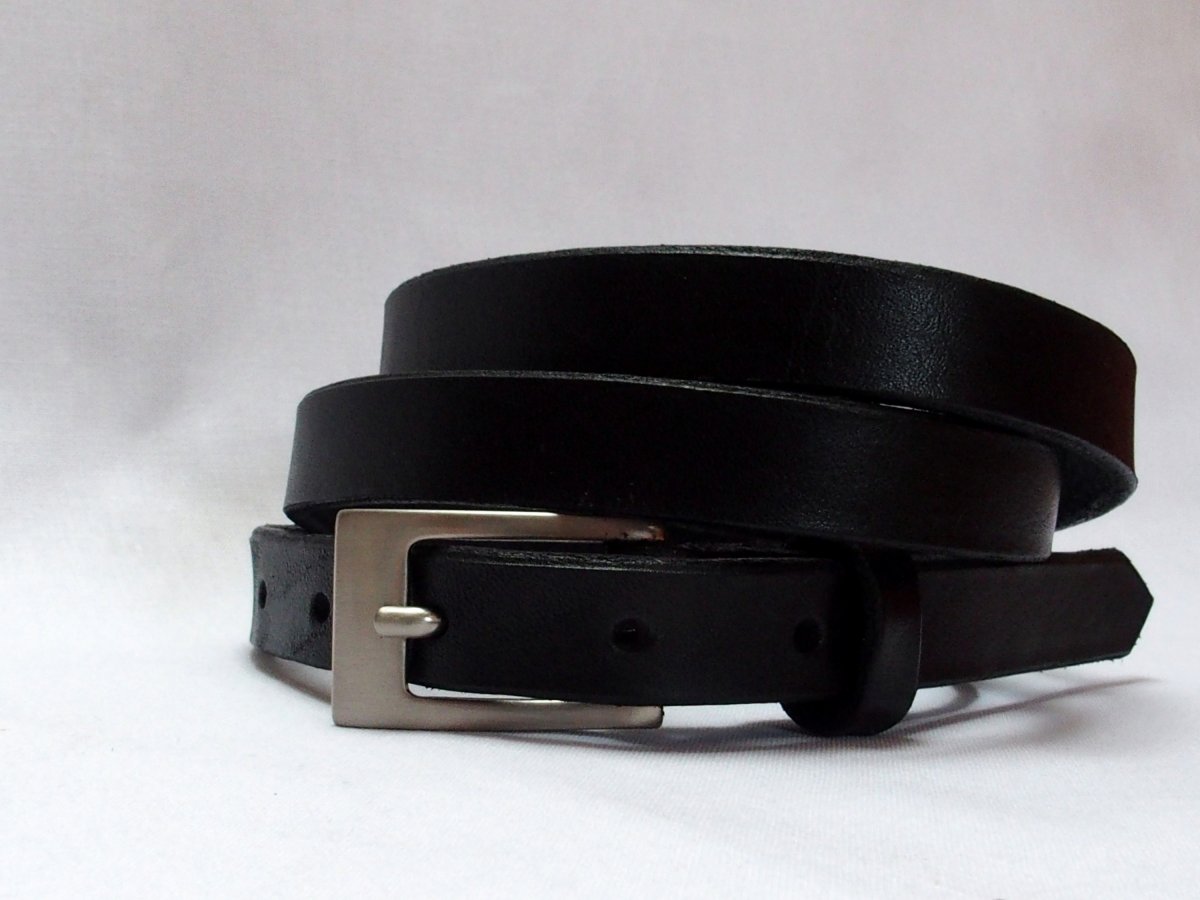 Černý opasek tenký