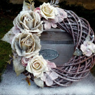 Zasněžený věnec zeleno růžový_30 cm