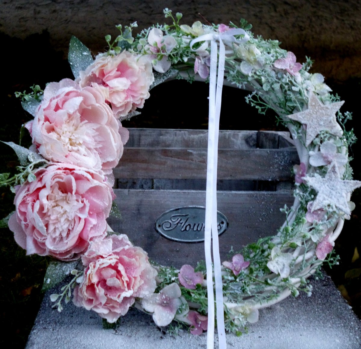 Velký zasněžený věnec s růžovými pivoňkami_35 cm