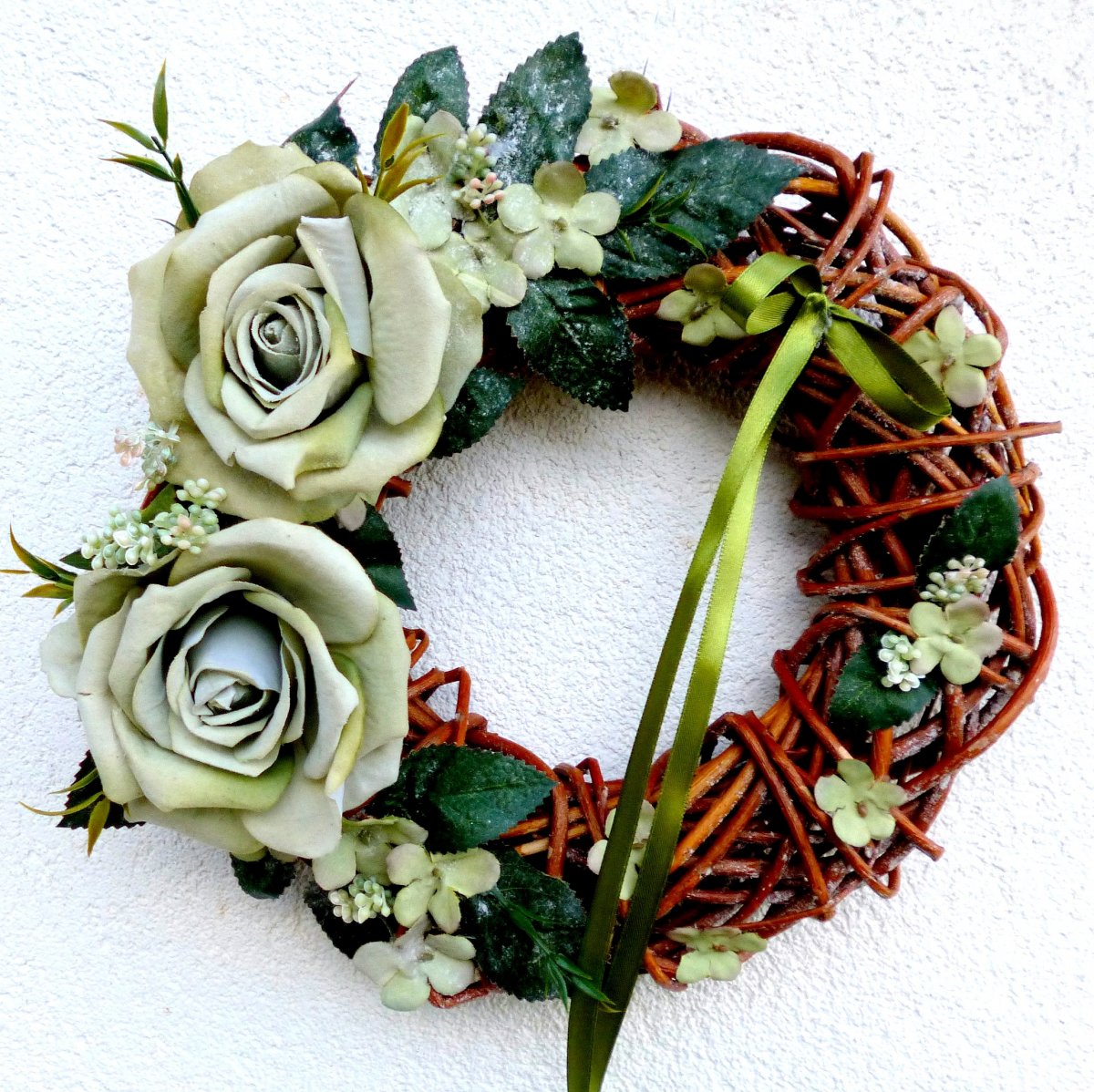 Věnec s šedozelenými růžemi_30 cm