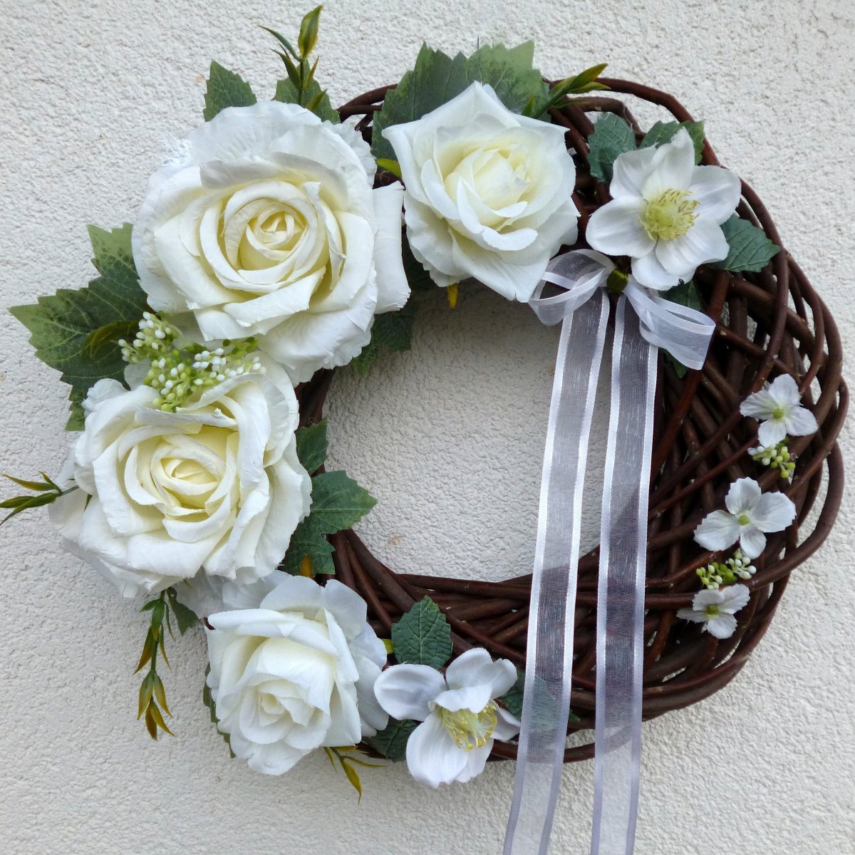 Věnec s krémovými růžemi