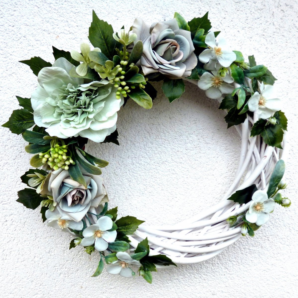 Věnec s květy v zelených odstínech 30 cm