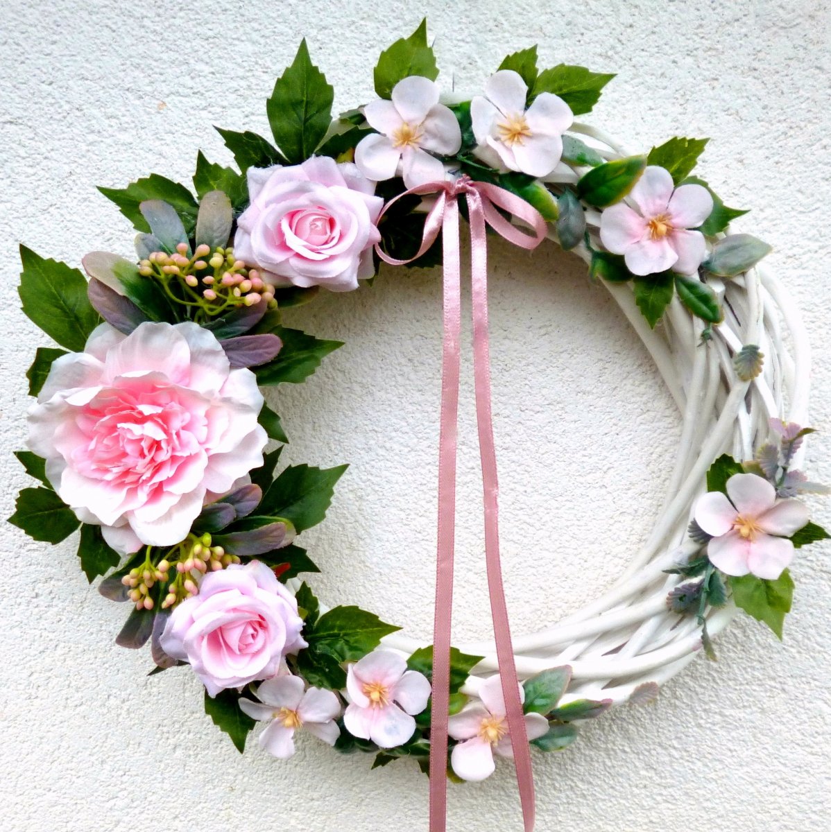 Věnec s květy v růžových odstínech 30 cm