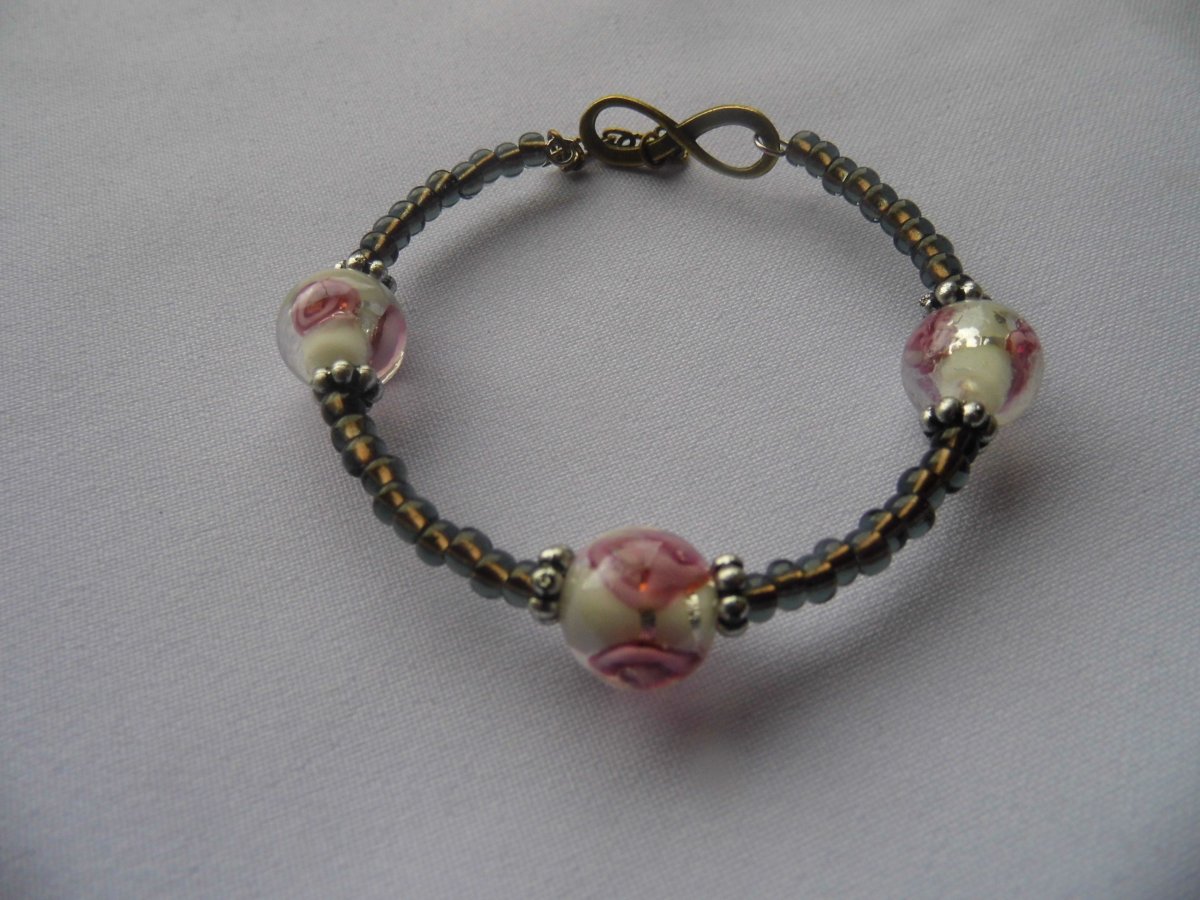 Náramek ze skleněných vinutek