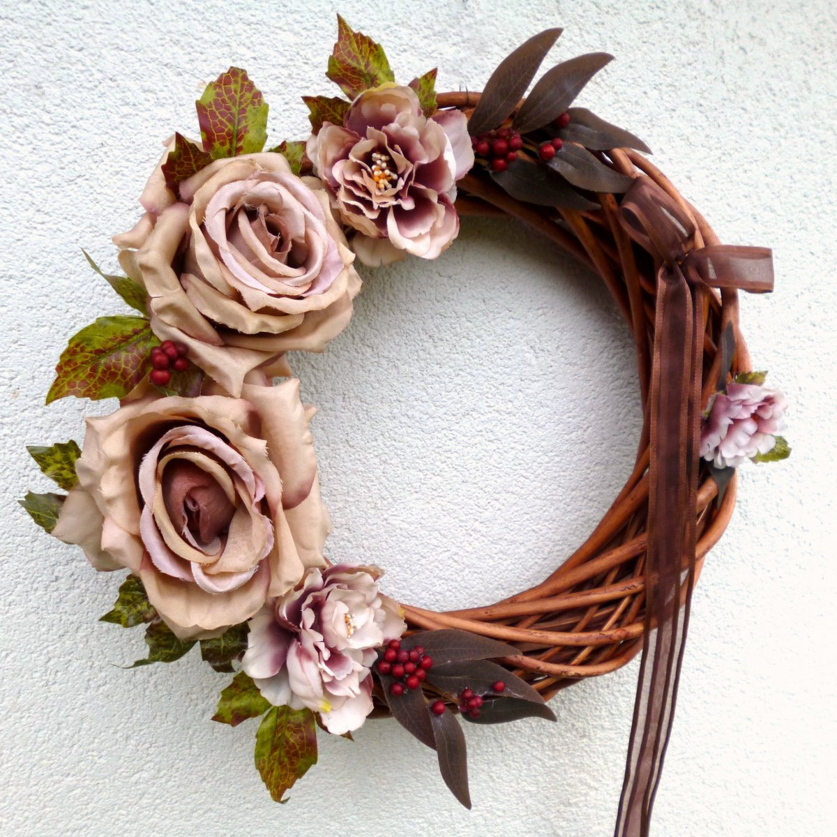 Medový věnec s béžovými růžemi a pivoňkami 
