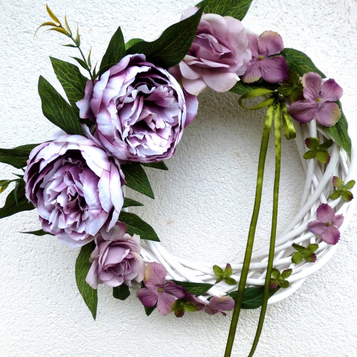 Věnec s hedvábnými pivoňkami a růžemi_ 33 cm