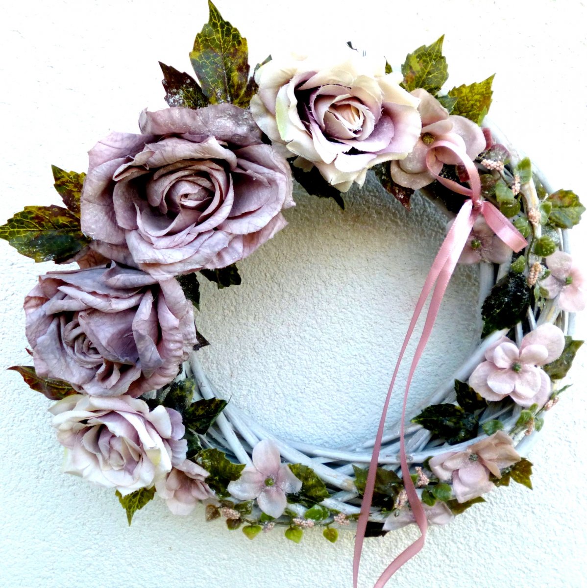 Věnec na dveře s pudrovými růžemi