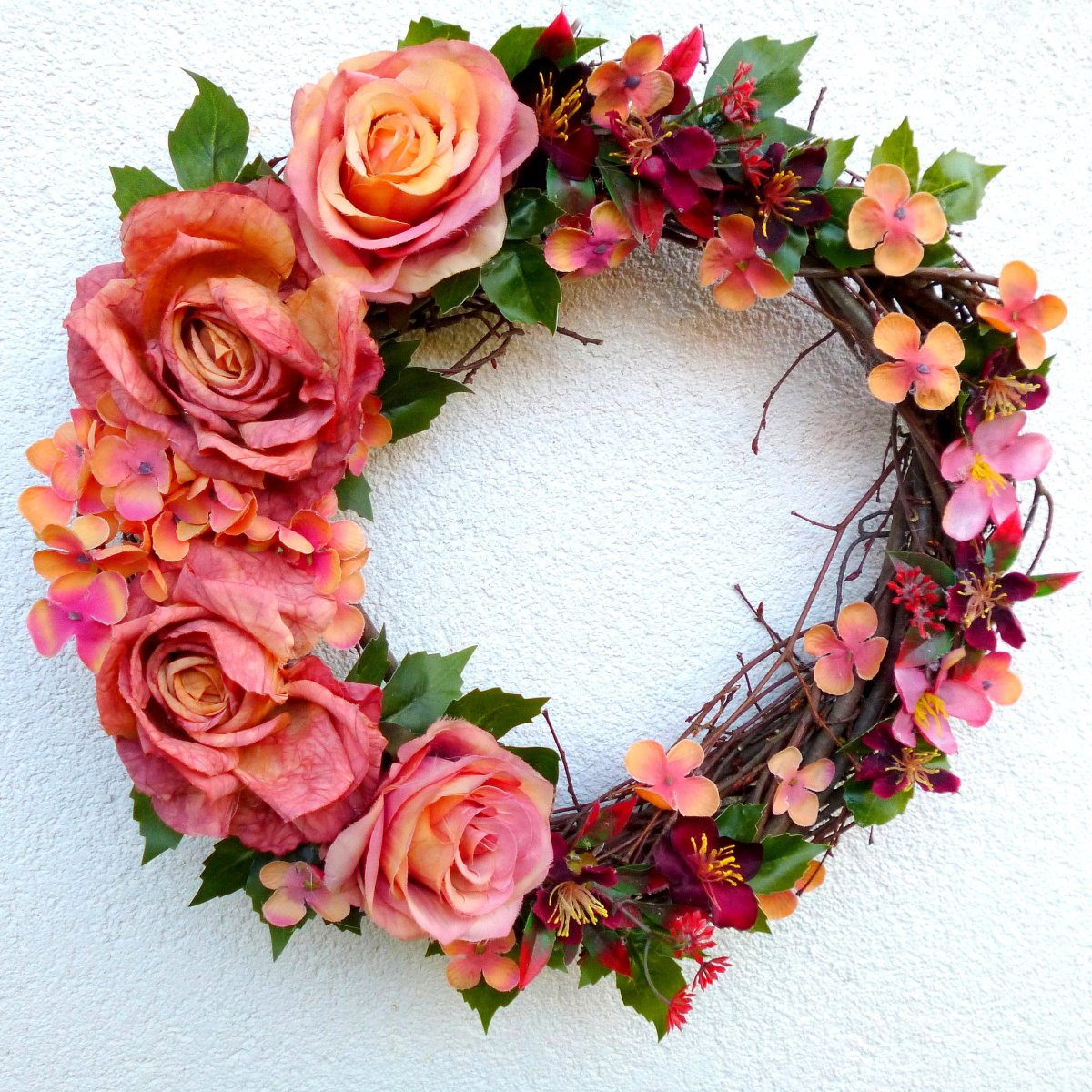 Červánkový věnec s hedvábnými růžemi