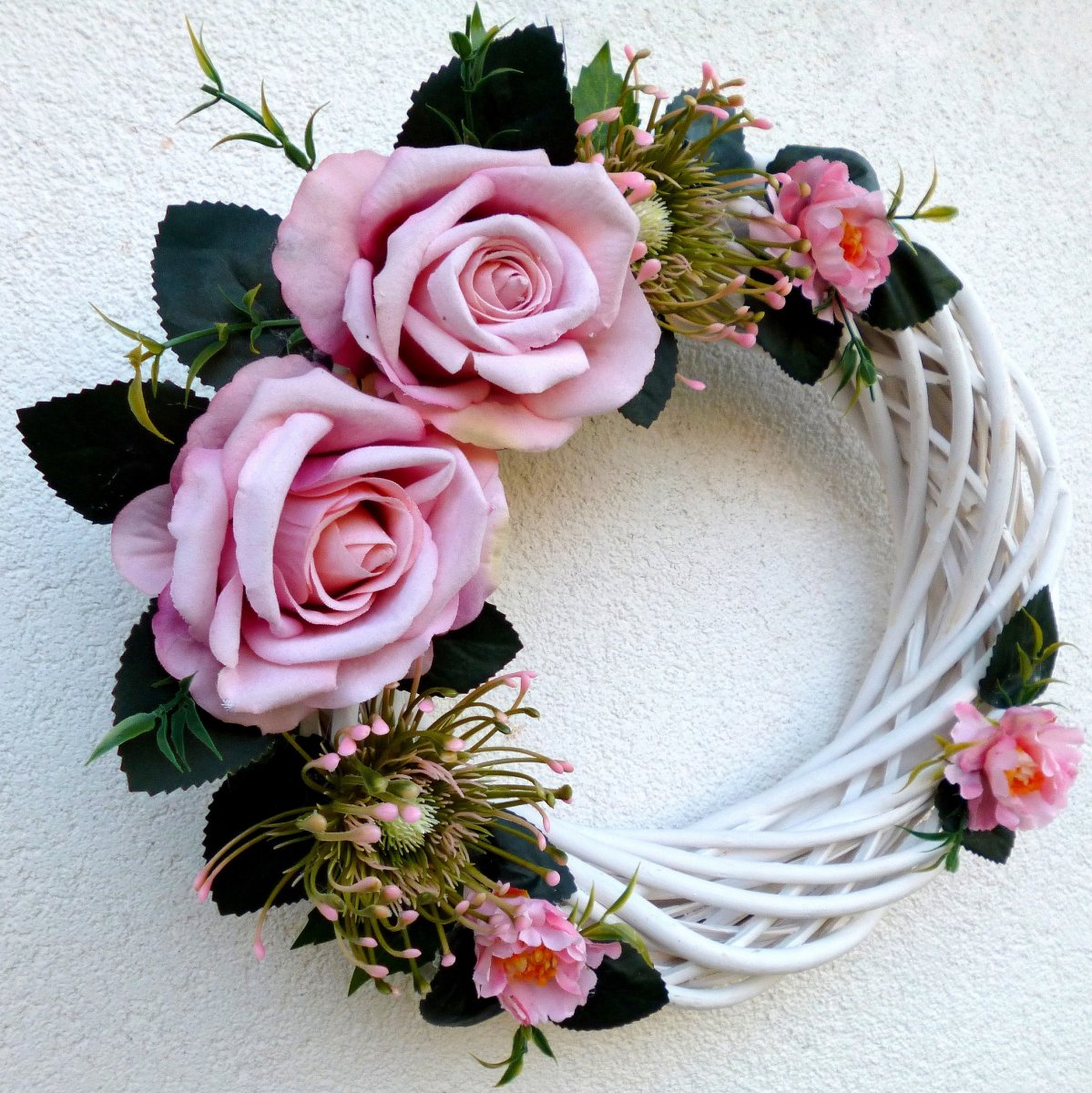 Věnec s flanelovými růžemi a bedrníčky