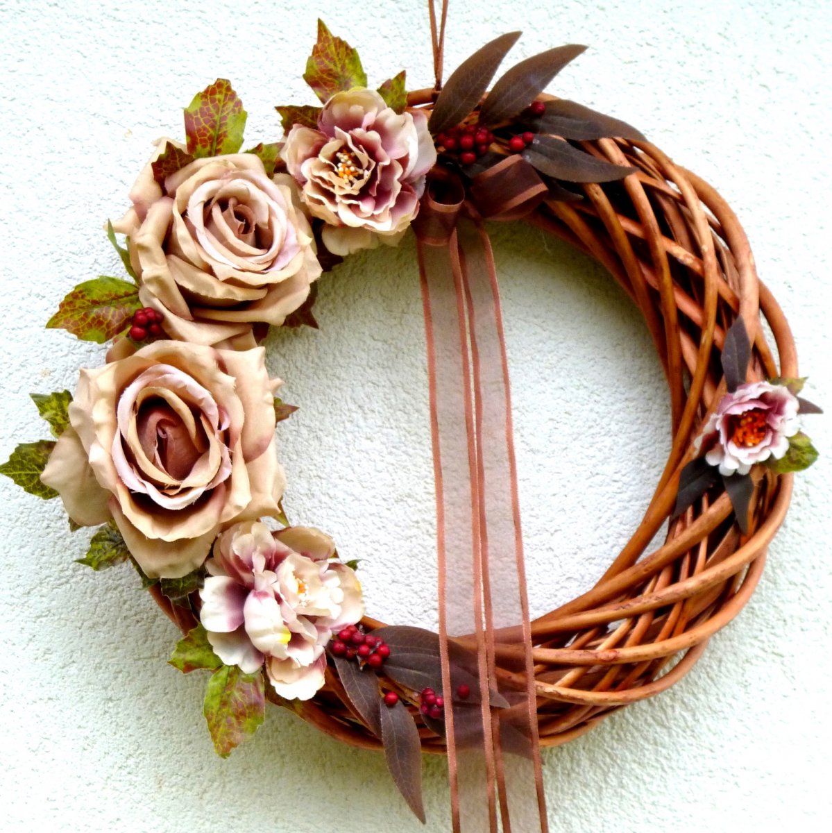 Medový věnec s béžovými růžemi a pivoňkami 