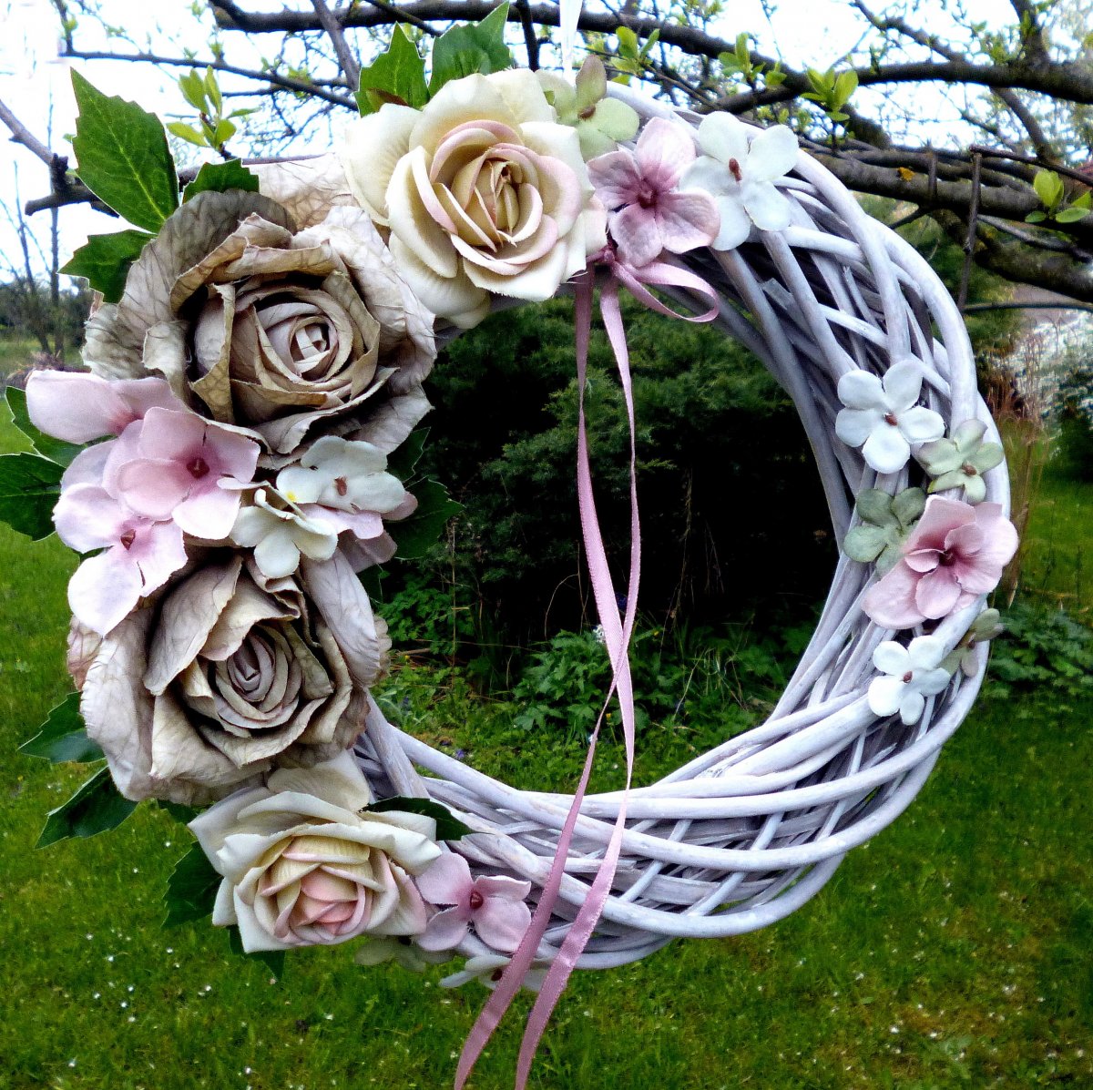 Jarní věnec v pastelových odstínech