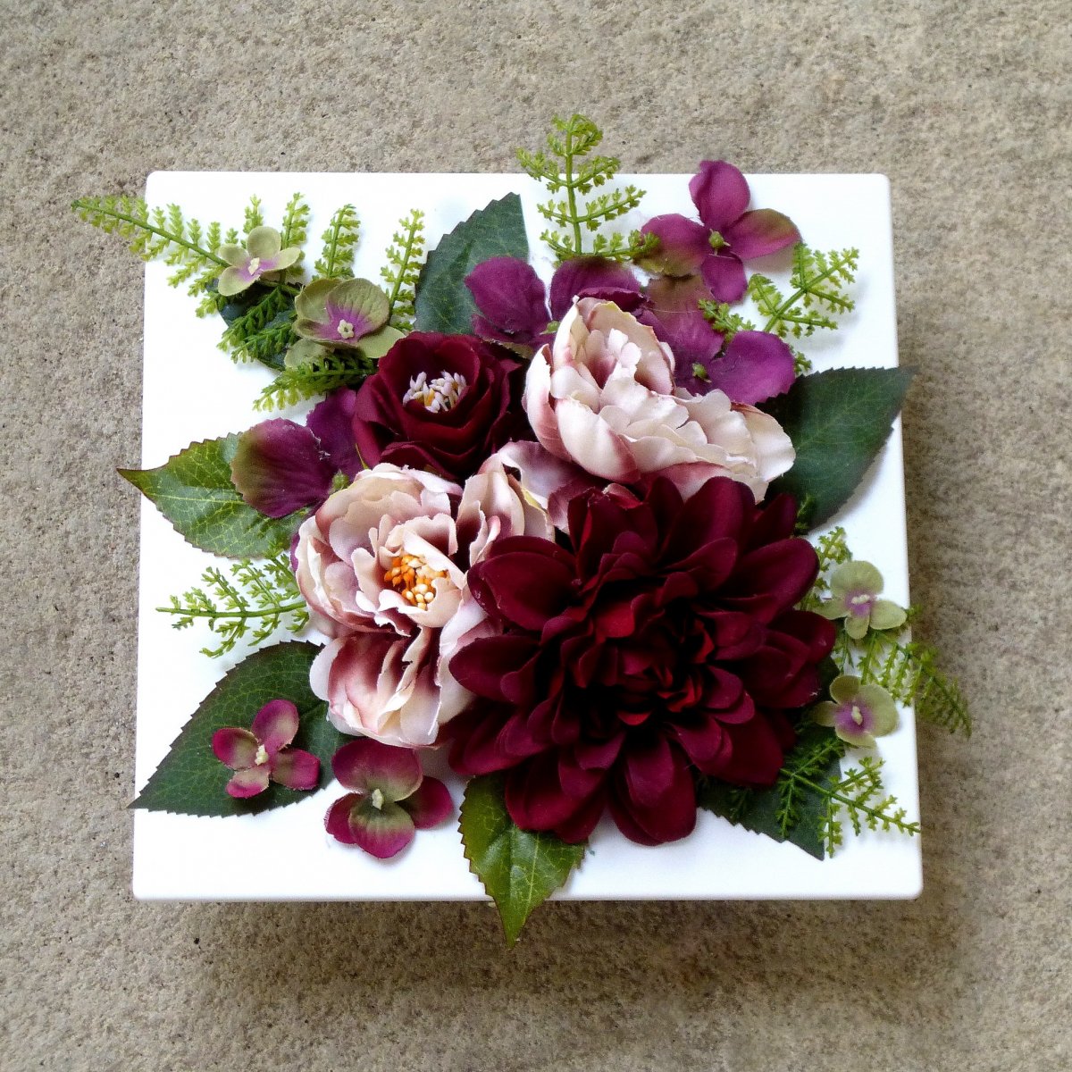 Vínová ikebana na bílé lesklé plastové misce_ dekorace na stůl