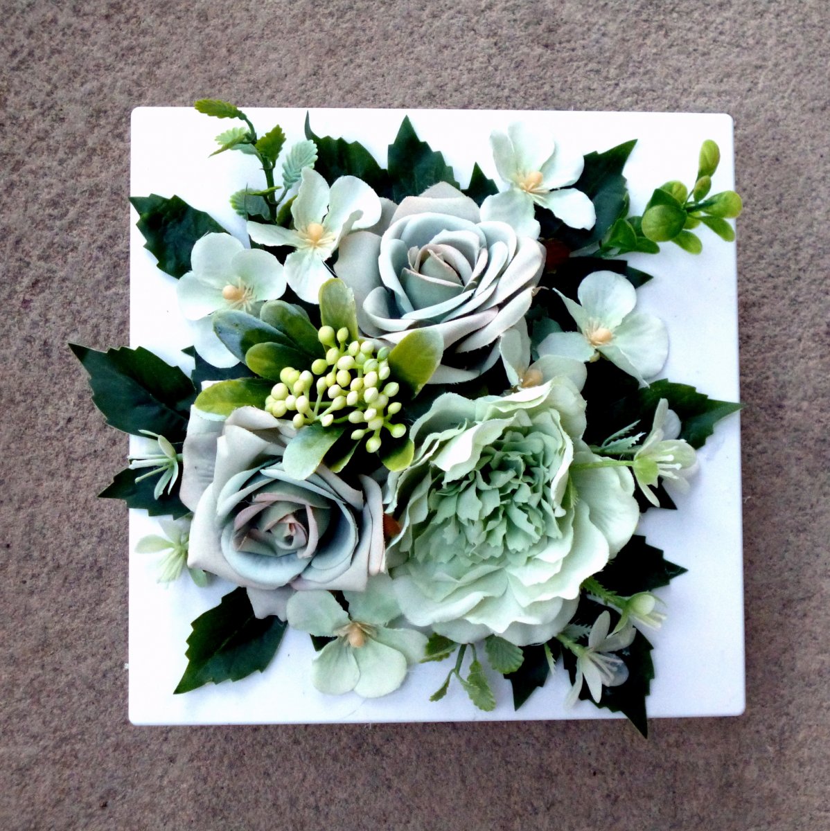 Aranžmá na bílé lesklé plastové misce v zelených odstínech_ dekorace na stůl