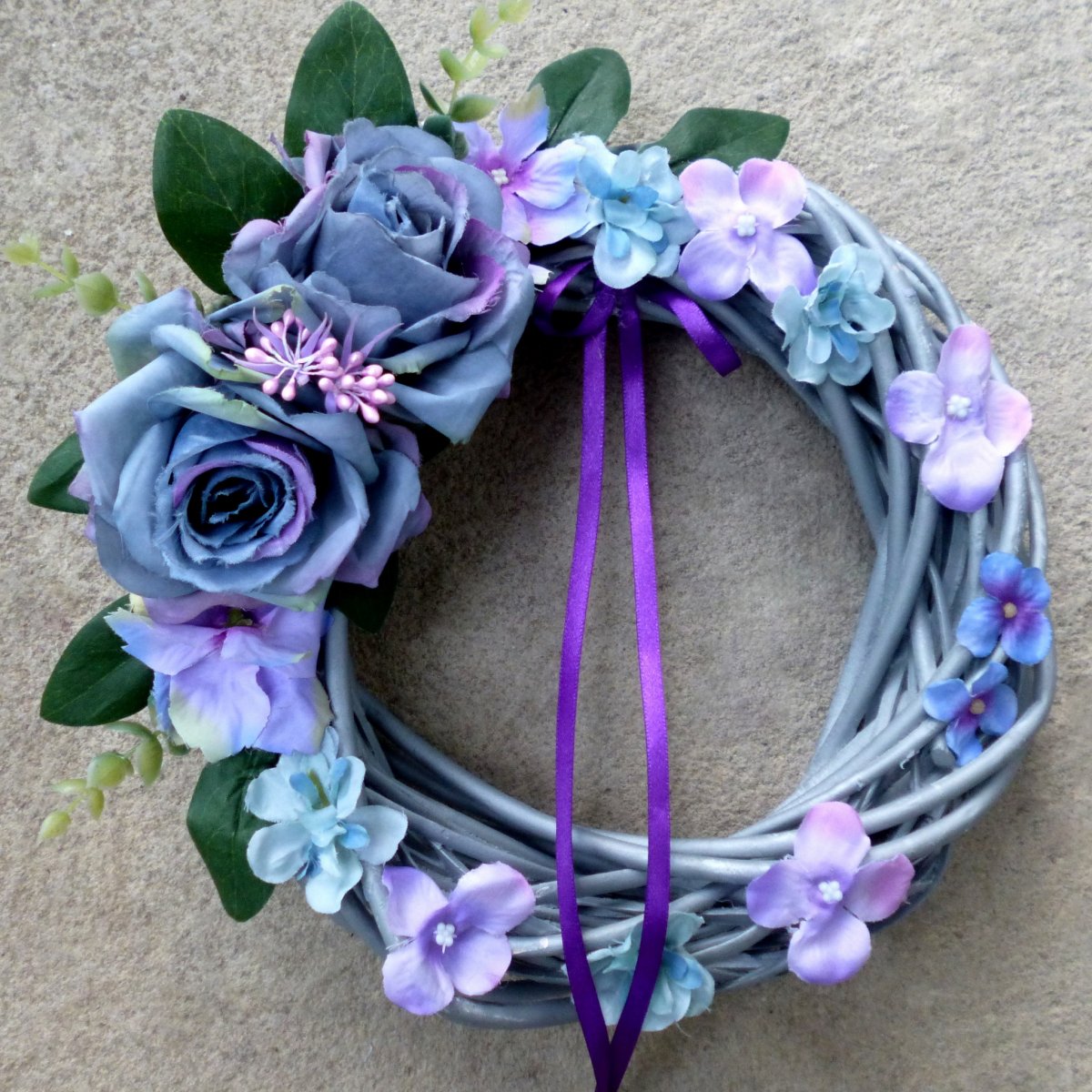 Modrý věnec na dveře