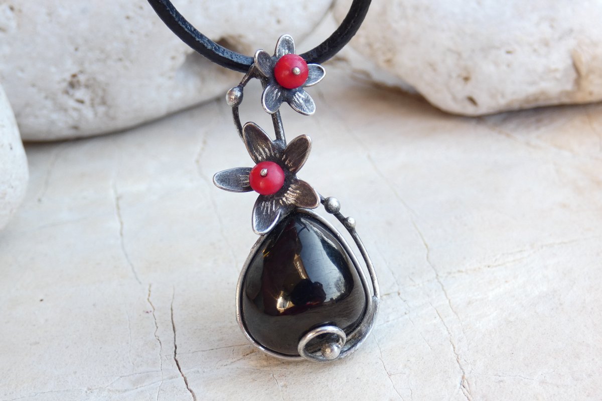 Kvetoucí gagát - cínovaný náhrdelník