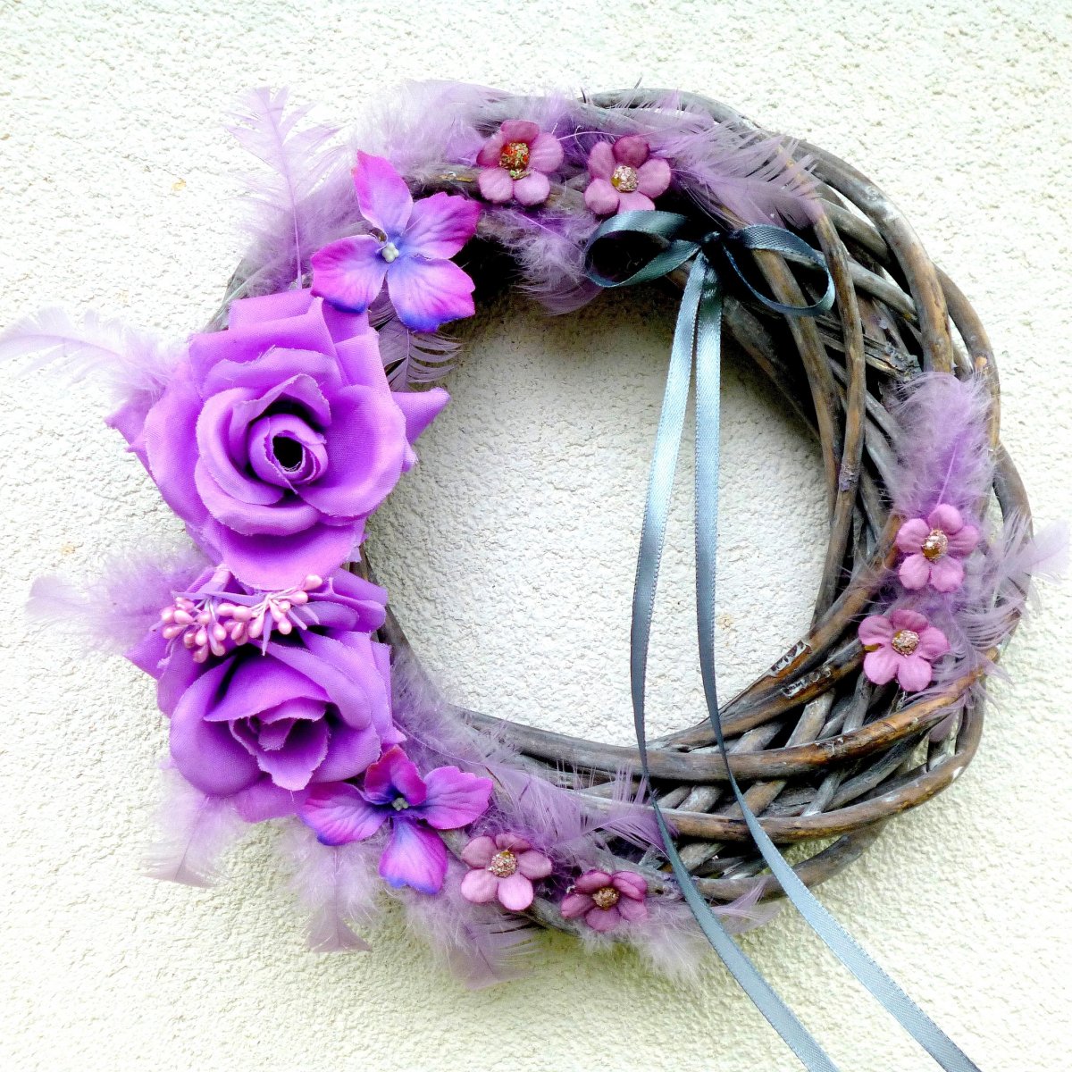 Něžný věneček s růžemi a peříčky v šeříkových odstínech