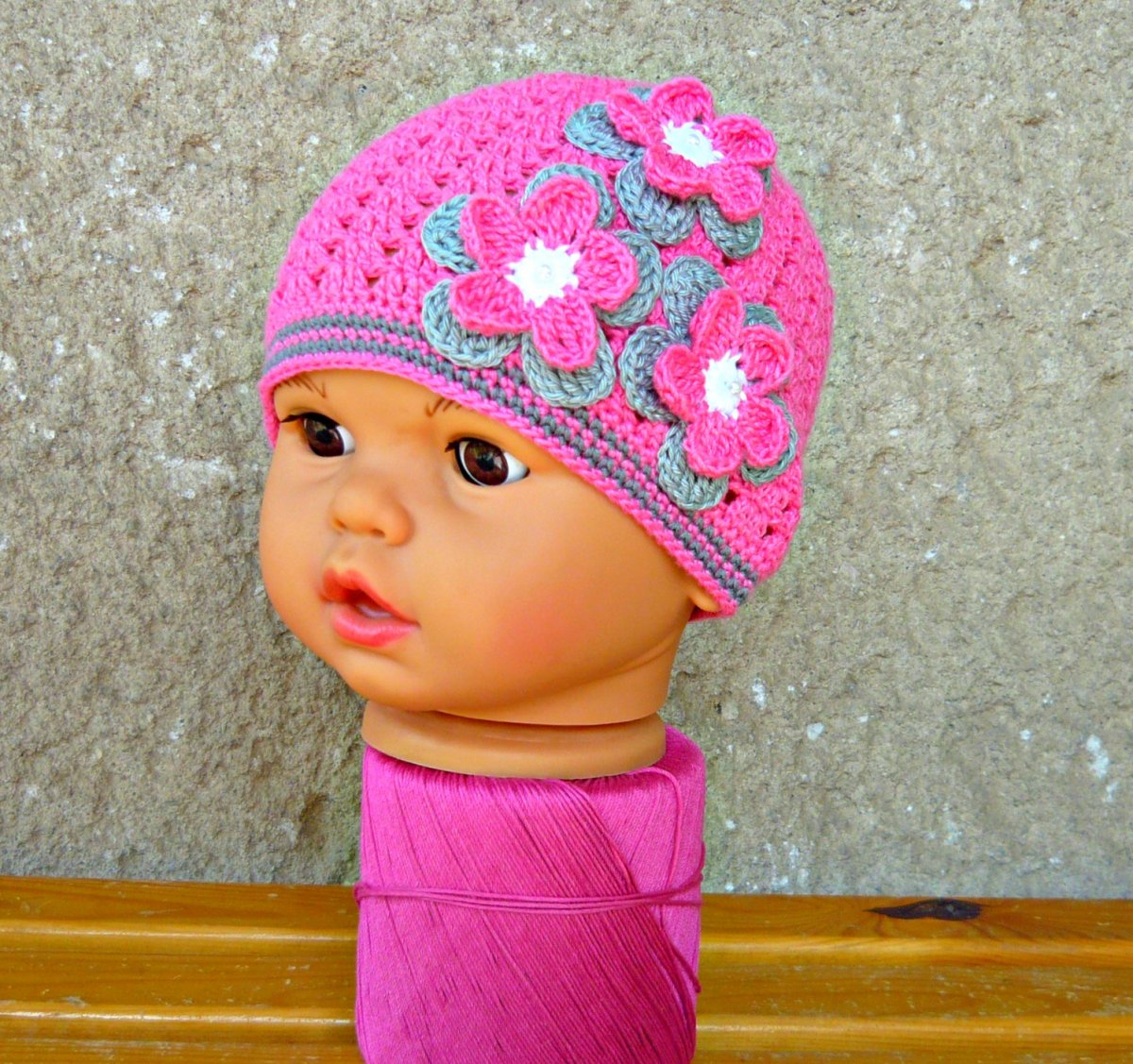 Růžovo-šedá háčkovaná čepička 