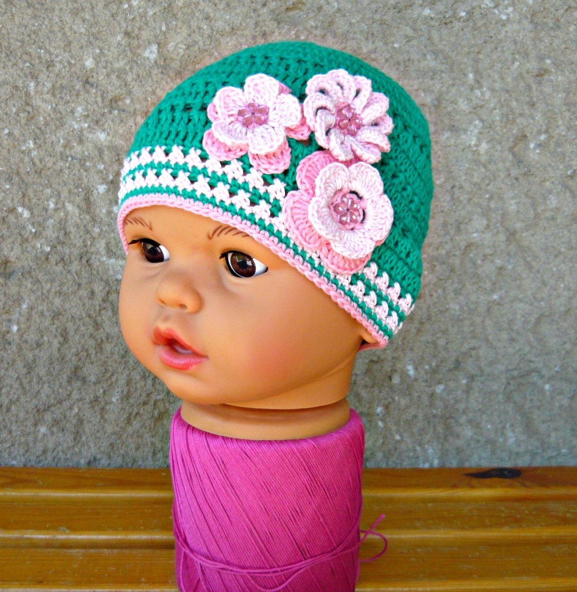  Háčkovaná čepička smaragdová s růžovou