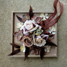 Kávové růže a hortenzie na dřevěném tácku_ dekorace na stůl