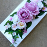 Růže na bílé lesklé plastové misce_ dekorace na stůl
