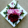 Růžové a vínové květy na bílé lesklé plastové misce_ dekorace na stůl