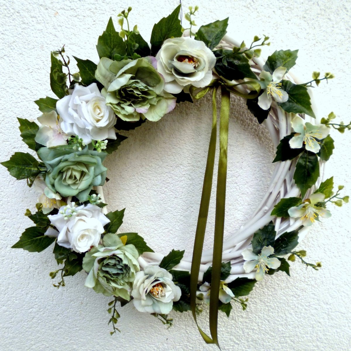 Green Romance_ věnec s květy v zelených odstínech 30 cm