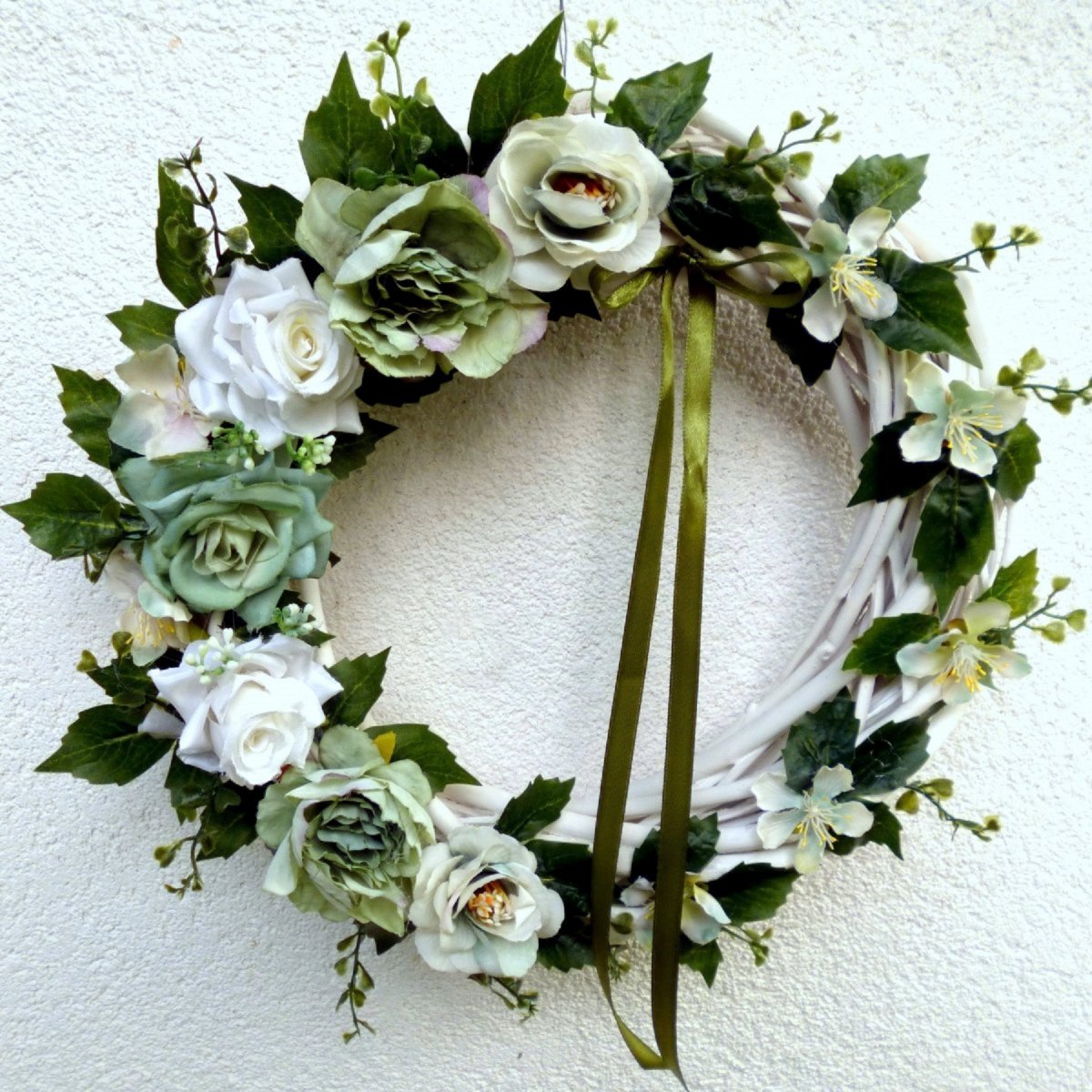 Green Romance_ věnec s květy v zelených odstínech 30 cm