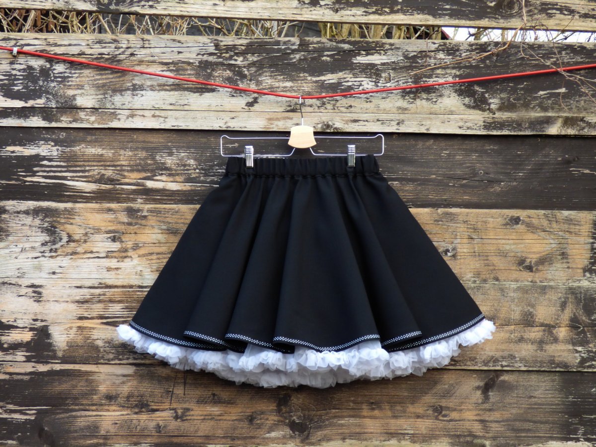 FuFu sukně černá s lemem a s bílou spodničkou
