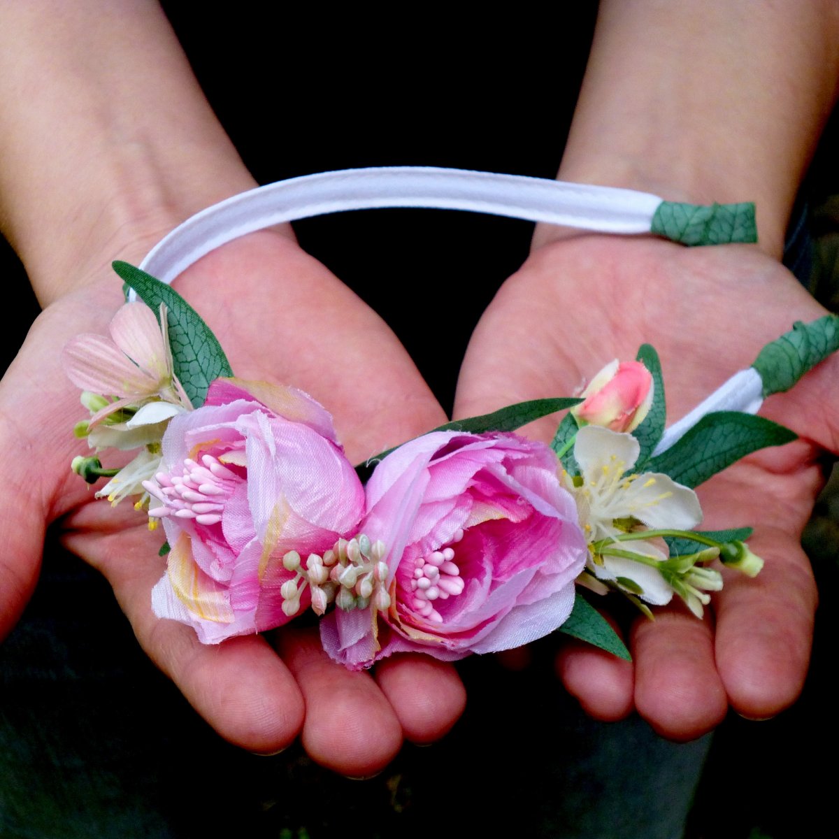 Něžné pohlazení_ růžová květinová čelenka