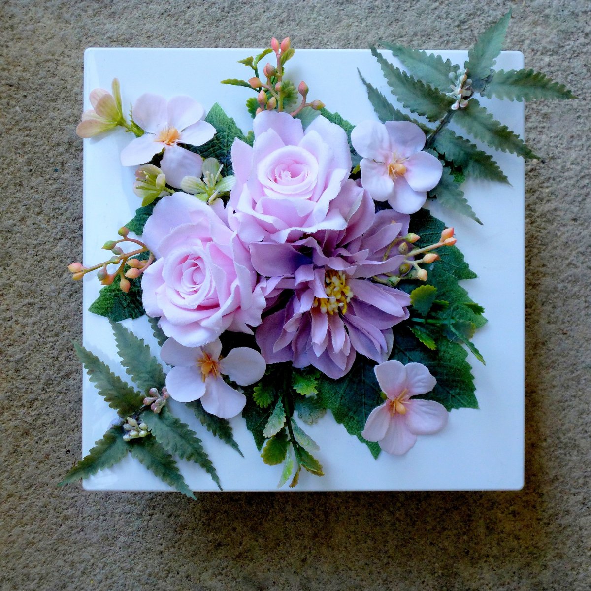 Aranžmá na bílé lesklé plastové misce v růžových odstínech_ dekorace na stůl