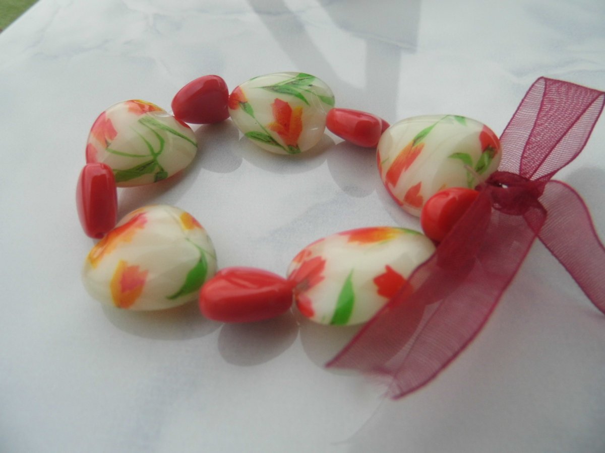 Náramek z akrylových srdíček II.