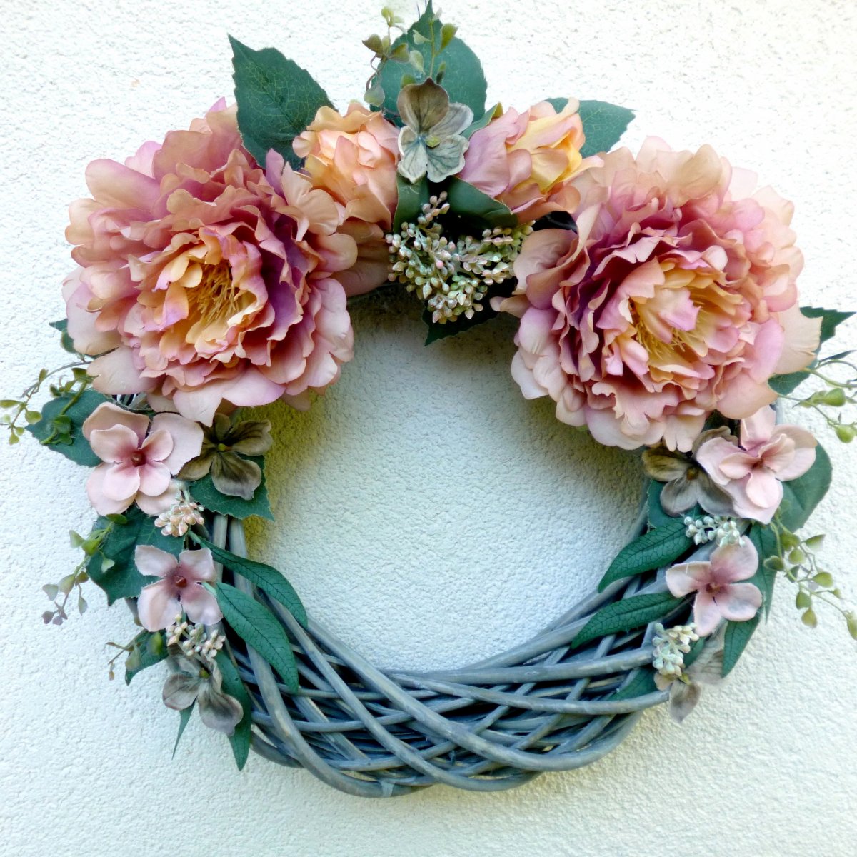 Starorůžový květinový věnec s pivoňkami a hortenzií 30 cm