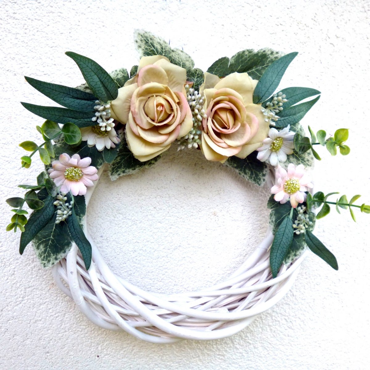 Něžný věneček s růžemi a kopretinami