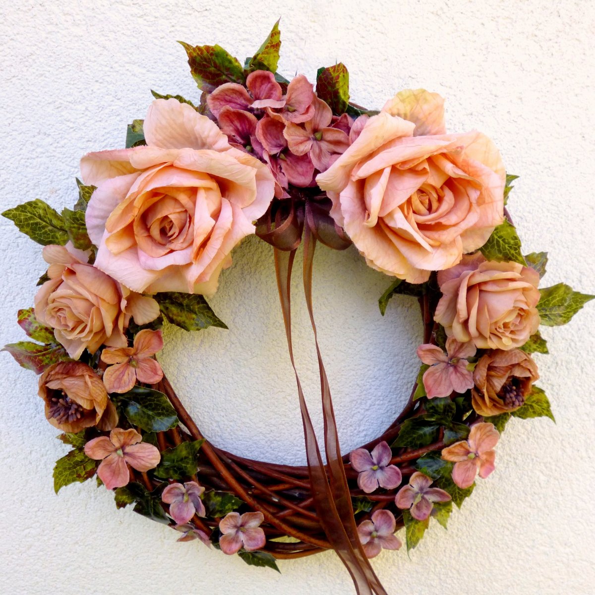 Medový věnec s hedvábnými růžemi_30 cm