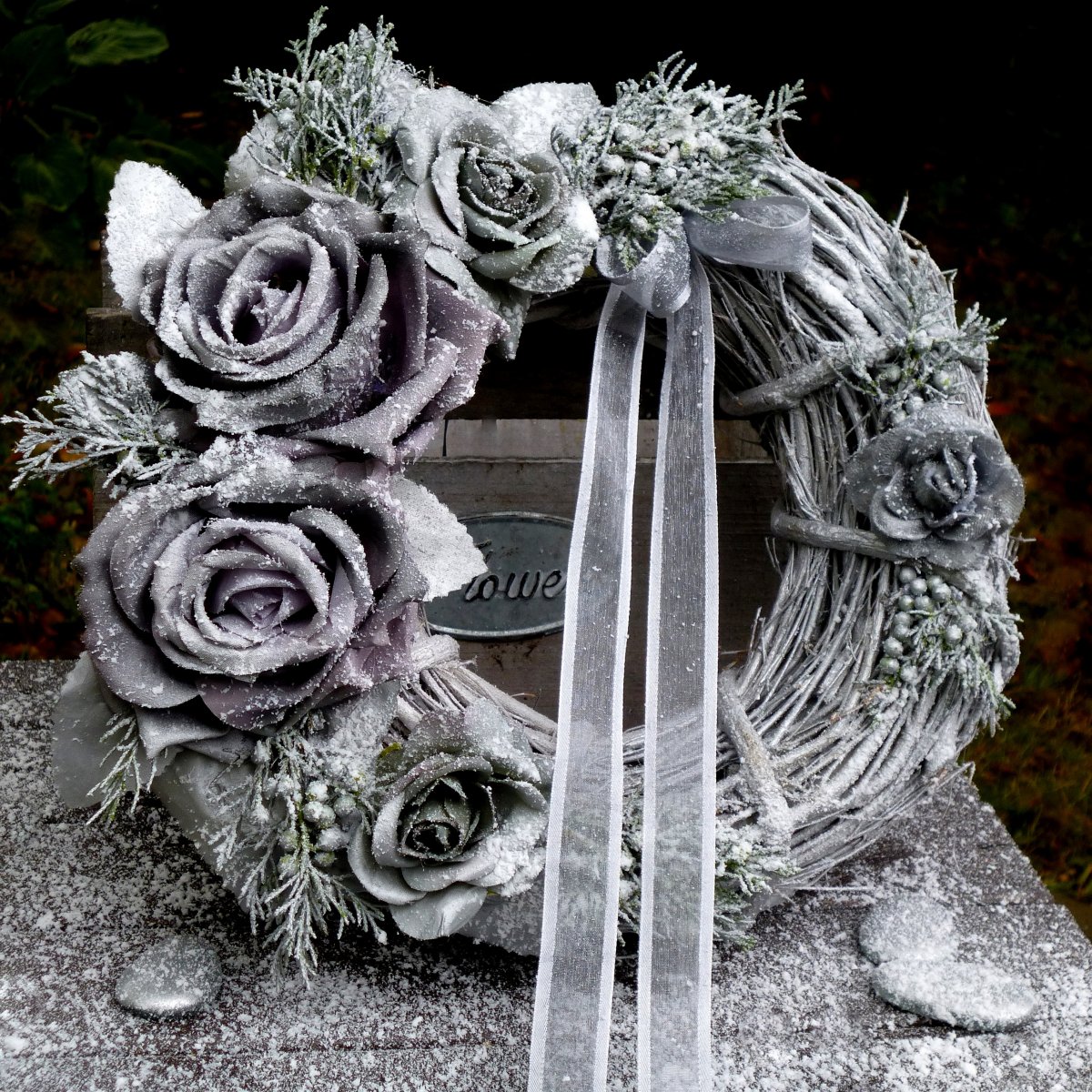 Révový věnec s šedými růžemi a jalovcem