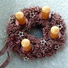 Měděný adventní věnec s živým jalovcem a medovými svíčkami_30 cm