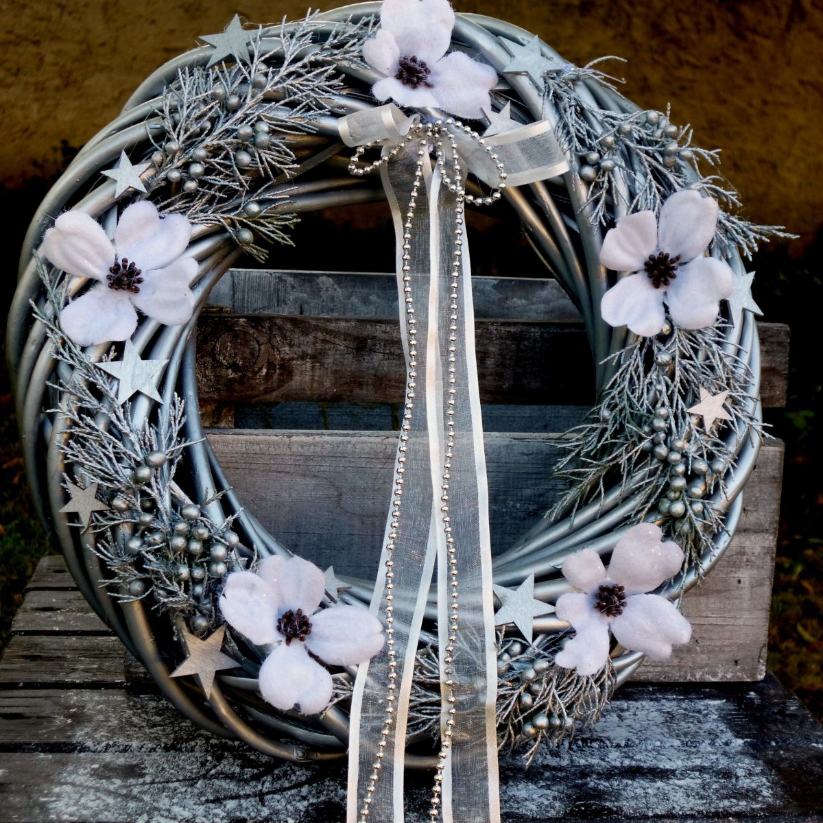Stříbrný věnec s  mrazivými kvítky a jalovcem
