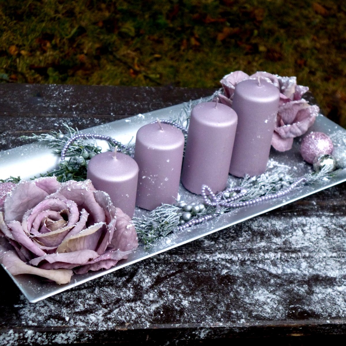 Zasněžený starorůžový adventní svícen