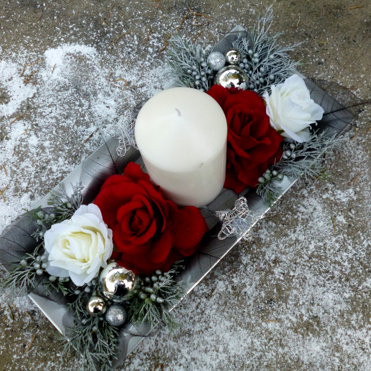 Vánoční svícen na metalickém tácu