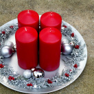 Velký červený svícen na starostříbrném talíři