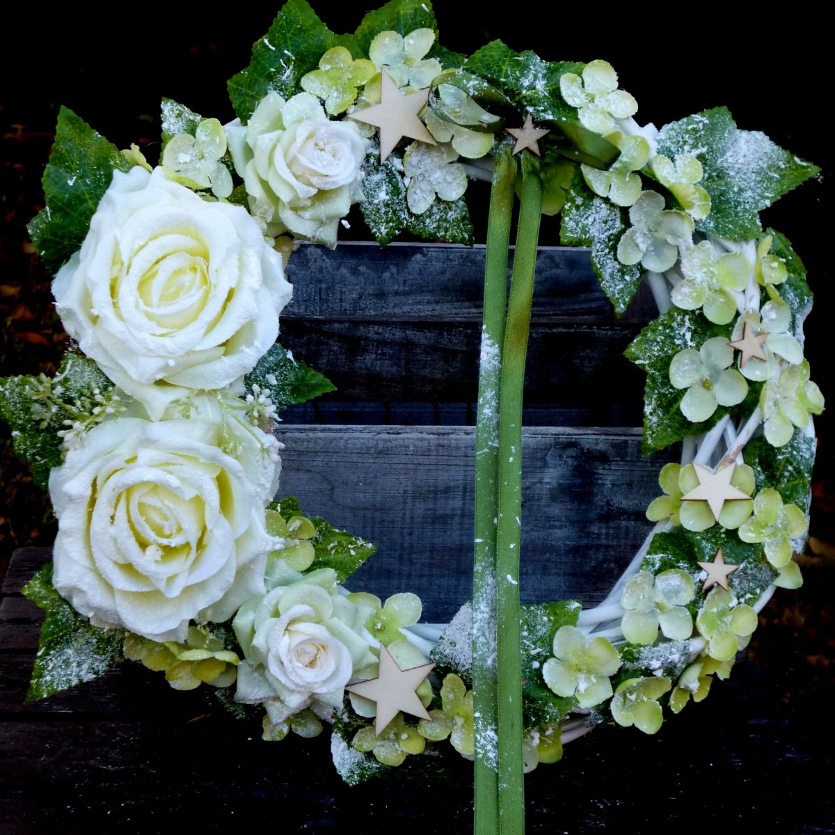 Zasněžený věnec s růžemi