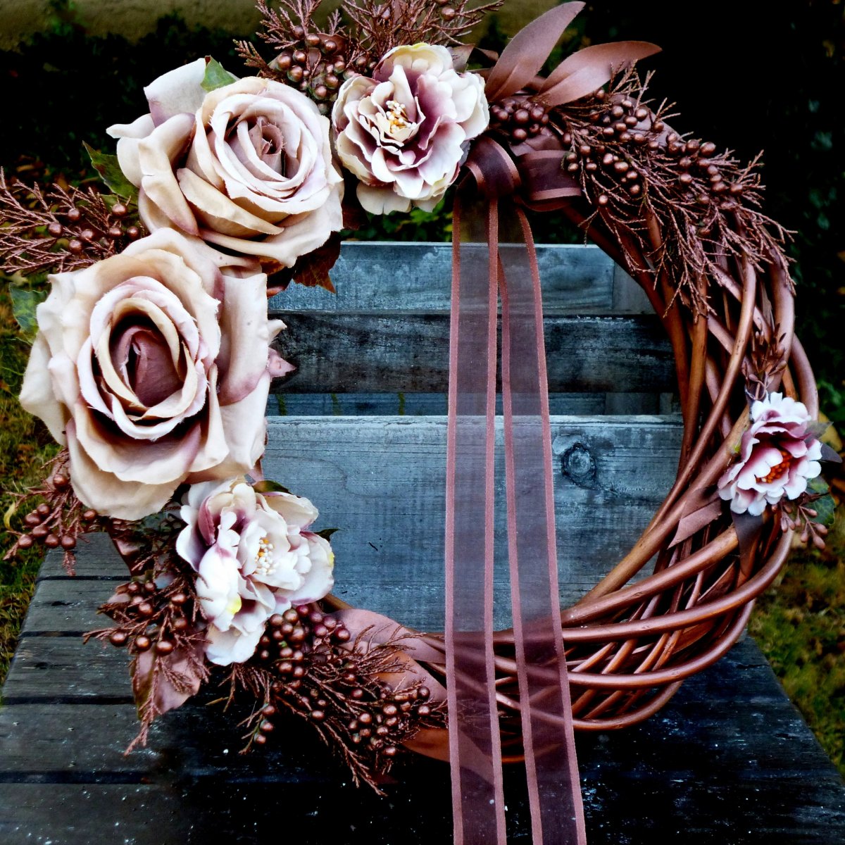 Měděný věnec s kávovými květy a jalovcem_35 cm