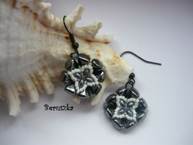 Hematitovo-bílé čtverečky - náušnice